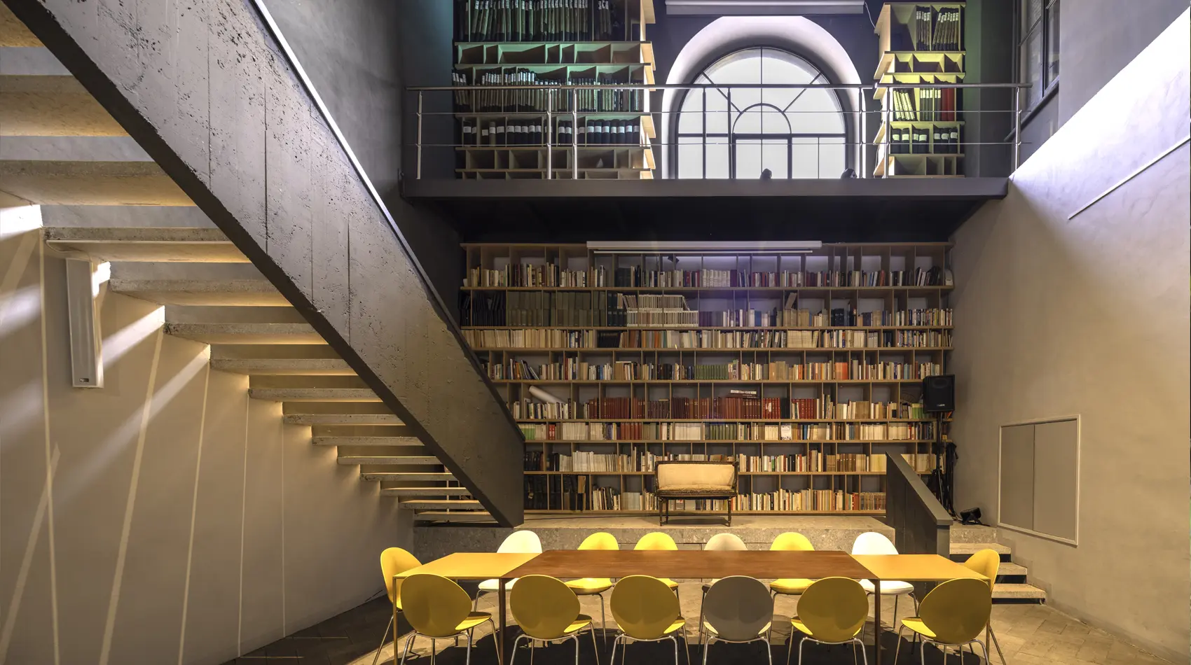 A – design full-height bookstore milan